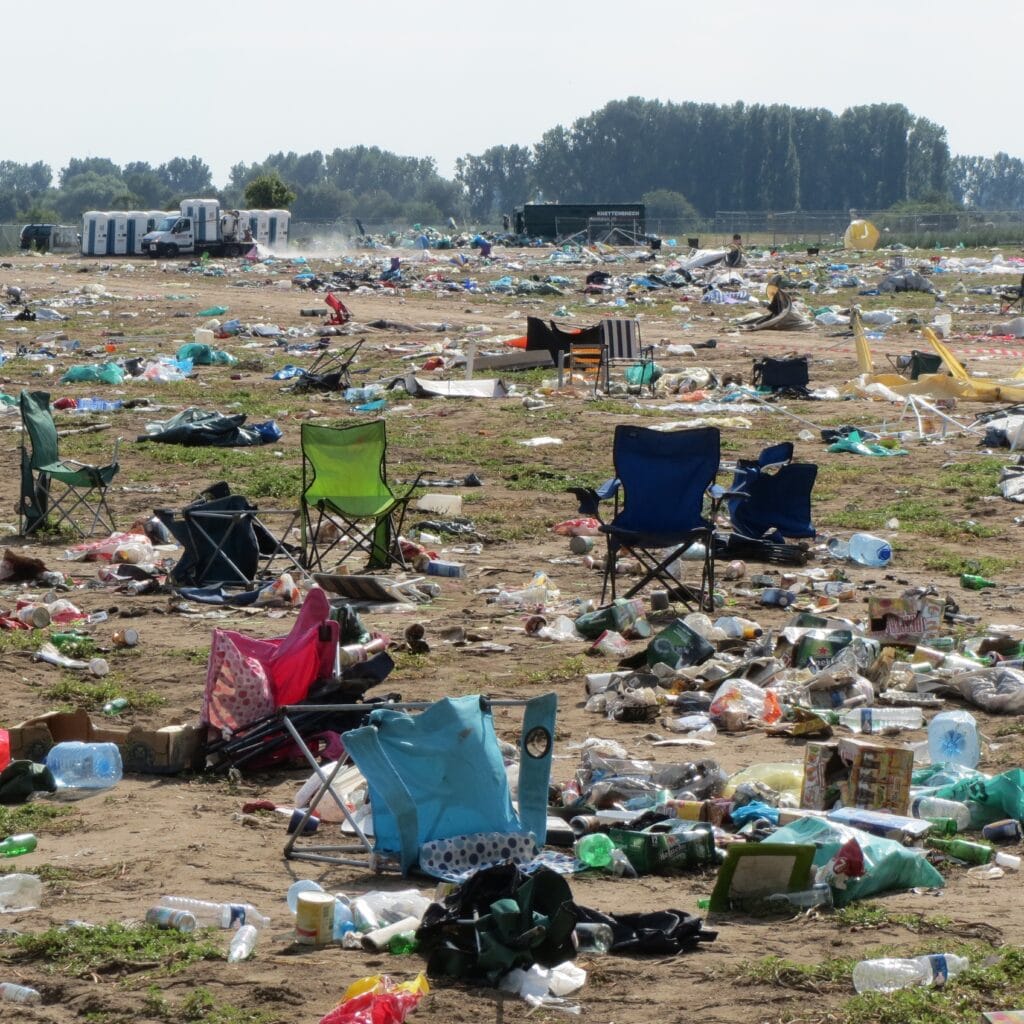 photo d'une scène après un festival. Plein de déchets.