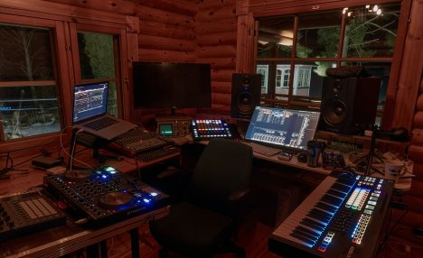 Un studio à domicile : Selon Samantha Hissong, la production DIY (Do It Yourself) de musique est en hausse, avec des artistes confinés qui se créent un studio à domicile pour continuer à créer du contenu.