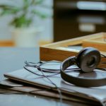 Crédit : Claudia-Manas Photographie représentant des cahiers et un casque audio