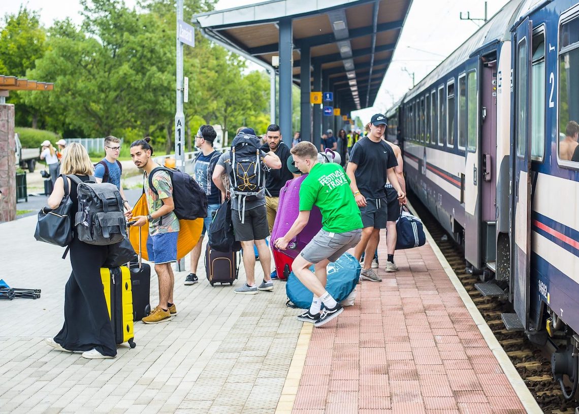 Aller en festival en train : les organisateur·ices montent au créneau pour solliciter la SNCF